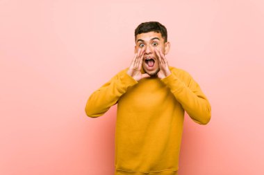 Genç İspanyol adam ön heyecanlı bağırıyor.