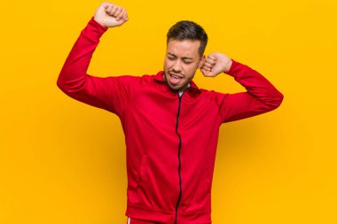 Genç filipinli fitness adam özel bir gün kutluyor, atlar ve enerji ile silah yükseltmek.