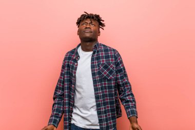 Genç Afrikalı siyah adam hedefleri ve amaçları ulaşma hayal