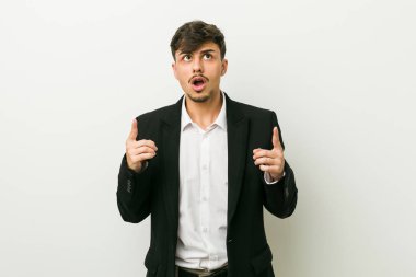 Genç iş İspanyol adam açık ağız ile ters işaret.