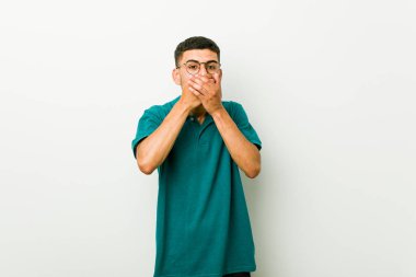 Genç İspanyol adam elleriyle ağız kapsayan şok.