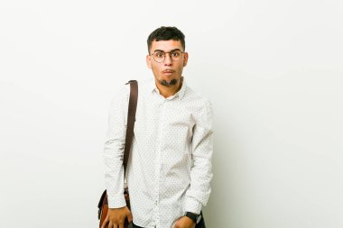 Genç İspanyol rahat iş adamı omuzsilke ve açık gözleri karışık.