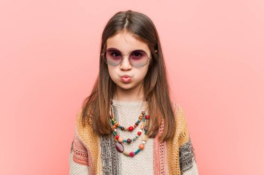 Küçük hippi kız yanakları darbeler, yorgun ifade vardır. Yüz ifadesi kavramı.