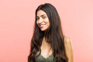 Genç bir güzellik ve doğal Arap kadın poz yakın çekim