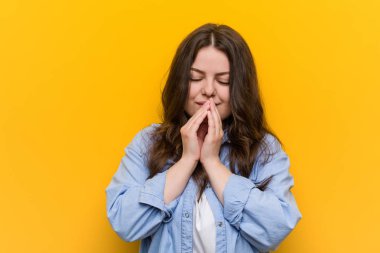 Genç kıvrımlı artı boyutu kadın ağız ayakın dua el ele tutuşarak, kendinden emin hissediyor.