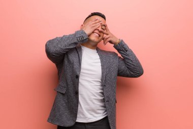 Genç zarif latin adam endişeli ve korkmuş hissediyor