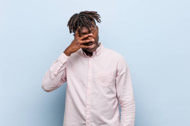 Genç iş afrikalı siyah adam parmakları ile kameraya göz kırpma, utanç yüzü kapsayan.