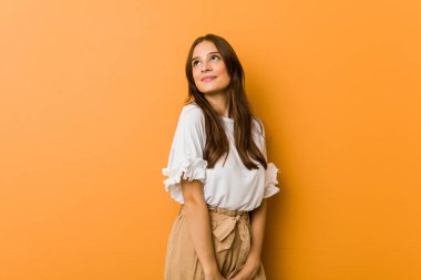 Genç beyaz kadın hedeflerine ve amaçlarına ulaşmayı hayal ediyor.