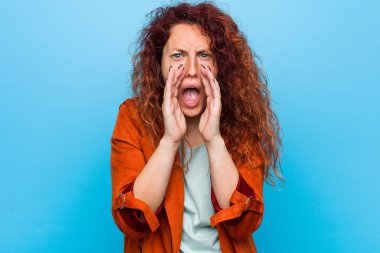 Genç kızıl saçlı zarif kadın ön heyecanlı bağırıyor.