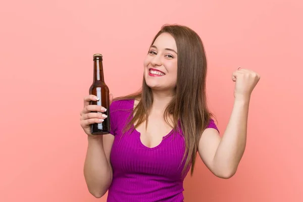 Młoda Kaukaski Kobieta Trzyma Butelkę Piwa — Zdjęcie stockowe