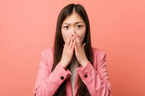 Joven Mujer China Negocios Vistiendo Traje Rosa Asustado Asustado — Foto de Stock