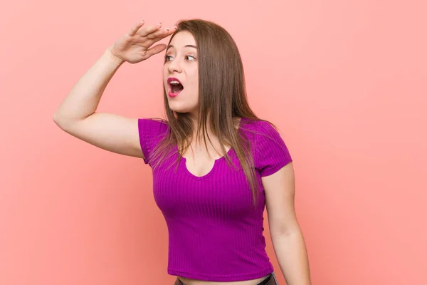 Mujer Hispana Joven Contra Una Pared Rosa Mirando Lejos Manteniendo —  Fotos de Stock