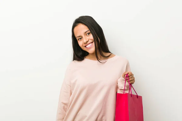 Bir Alışveriş Çantası Tutan Genç Spanyol Kadın Mutlu Gülümseyen Neşeli — Stok fotoğraf