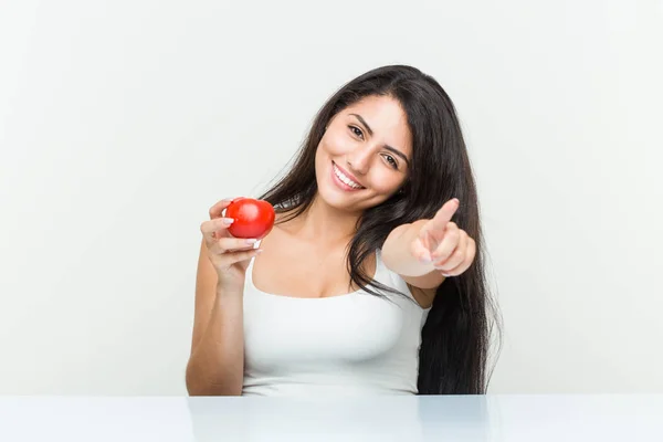 Młoda Kobieta Hiszpanie Trzyma Pomidor Wesoły Uśmiechy Wskazując Przód — Zdjęcie stockowe
