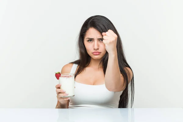 Junge Hispanische Frau Hält Einen Smoothie Junge Hispanische Frau Hält — Stockfoto