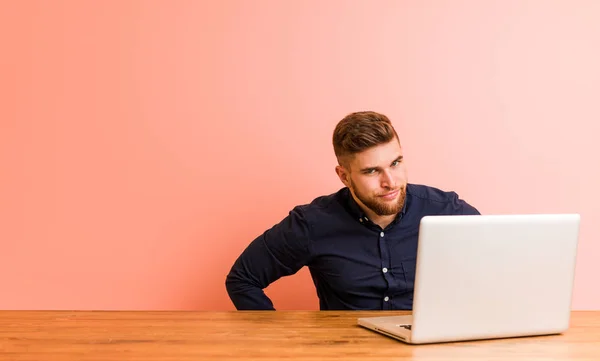 Jonge Man Werken Met Zijn Laptop Scolding Iemand Erg Boos — Stockfoto