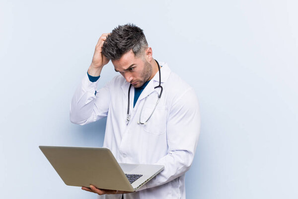 Кавказский врач мужчина держит ноутбук в шоке, она вспомнила важную встречу
.