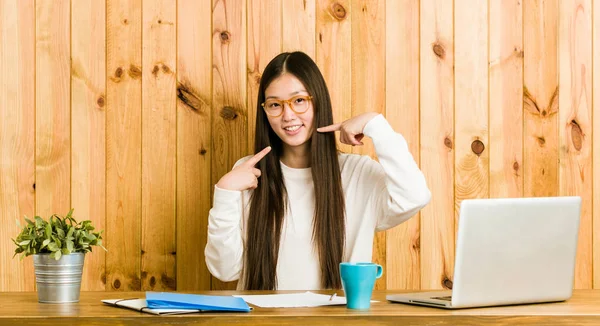 Joven Mujer China Estudiando Escritorio Sonríe Señalando Con Los Dedos —  Fotos de Stock