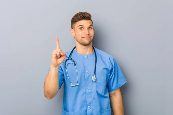 Młody Pielęgniarka Mężczyzna Pokazując Numer Jeden Palec — Zdjęcie stockowe
