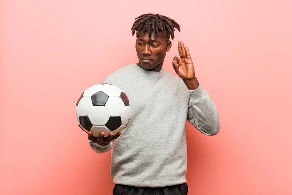 Młody Fitness Czarny Mężczyzna Trzyma Piłkę Nożną Wesoły Pewny Siebie — Zdjęcie stockowe