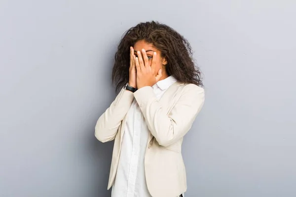 Joven Mujer Negocios Afroamericana Parpadea Entre Los Dedos Asustada Nerviosa — Foto de Stock