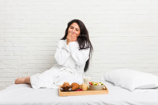 Jonge Bochtige Vrouw Het Nemen Van Een Ontbijt Het Bed — Stockfoto