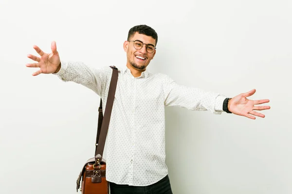 Mladý Hispánný Příležitostný Obchodní Člověk Cítí Sebedůvěru Když Dává Kameře — Stock fotografie