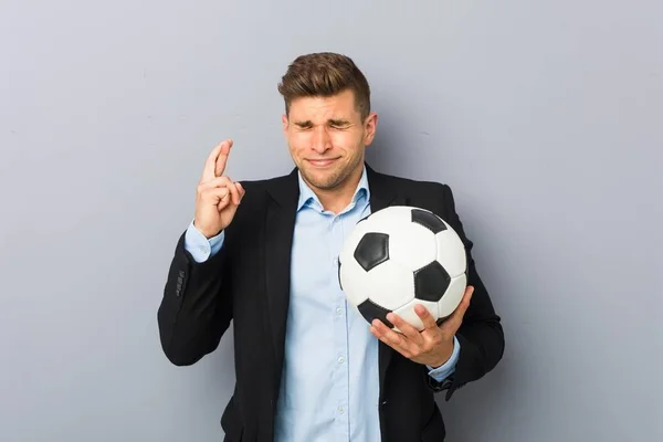 Treinador Futebol Jovem Cruzando Dedos Para Ter Sorte — Fotografia de Stock