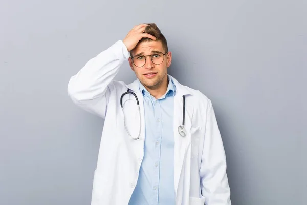 Jovem Loira Médico Homem Sendo Chocado Ela Lembrou Reunião Importante — Fotografia de Stock