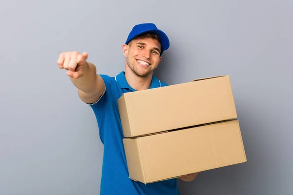 Jovem Entregando Pacotes Sorrisos Alegres Apontando Para Frente — Fotografia de Stock