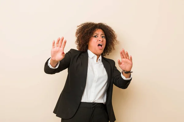 Junge Unternehmerin Afrikanisch Amerikanische Frau Geschockt Wegen Einer Unmittelbaren Gefahr — Stockfoto