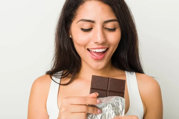 Mujer Hispana Joven Sosteniendo Una Tableta Chocolate — Foto de Stock