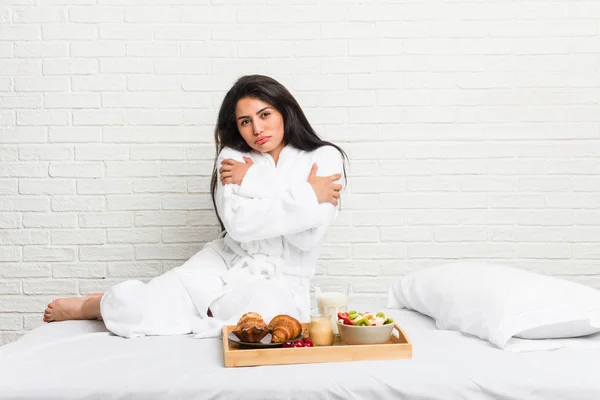 Jonge Bochtige Vrouw Het Nemen Van Een Ontbijt Het Bed — Stockfoto