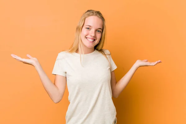 Mulher Adolescente Bonito Natural Faz Escala Com Braços Sente Feliz — Fotografia de Stock