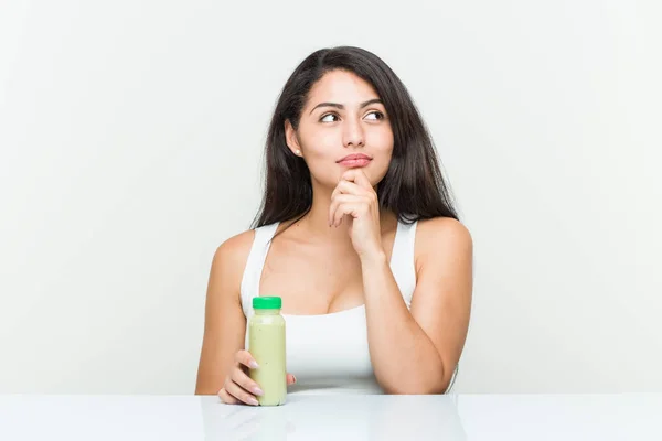 Mujer Hispana Joven Sosteniendo Una Bebida Vegetal Mirando Hacia Los —  Fotos de Stock