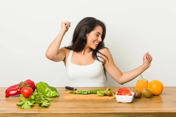 Young Curvy Woman Preparing Healthy Meal Dancing Having Fun — Stock Photo, Image