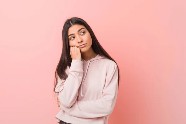 Mujer Árabe Bonita Joven Con Look Deportivo Casual Que Siente —  Fotos de Stock