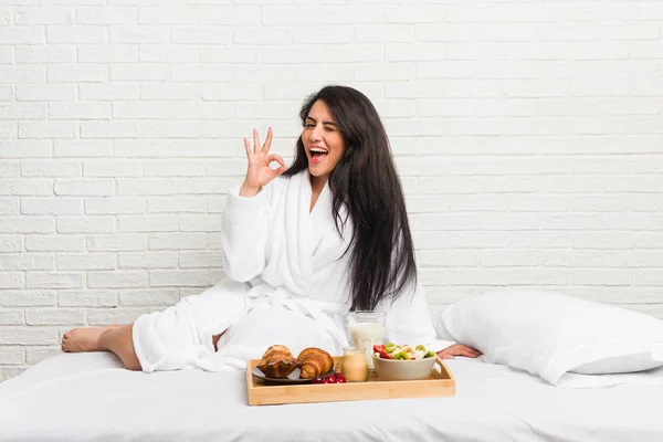 Jonge Bochtige Vrouw Het Nemen Van Een Ontbijt Het Bed — Stockfoto