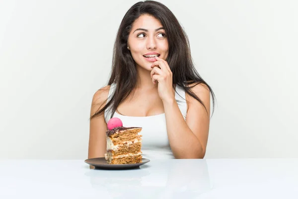 Jonge Spaanse Vrouw Het Eten Van Een Cake Ontspannen Denken — Stockfoto