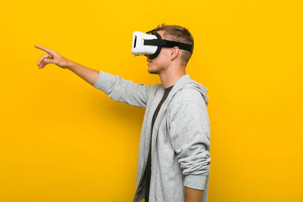 Jovem Caucasiano Usando Óculos Realidade Virtual — Fotografia de Stock