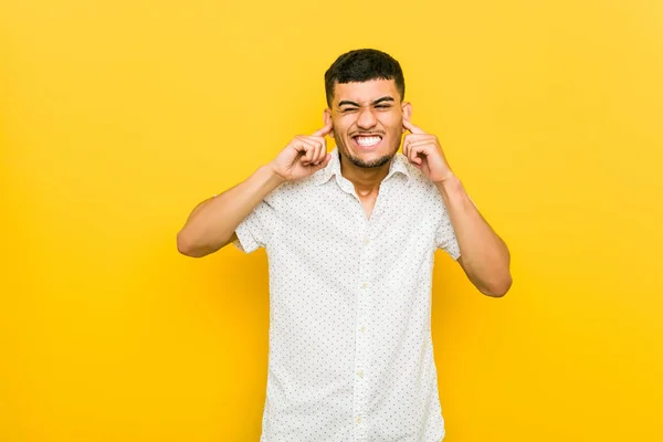 Joven Hispano Cubriendo Oídos Con Las Manos —  Fotos de Stock