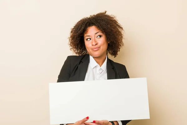 Junge Afrikanisch Amerikanische Frau Mit Einem Plakat Das Selbstbewusst Mit — Stockfoto