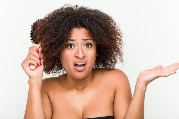 Junge Afrikanisch Amerikanische Frau Versucht Ihre Lockigen Haare Bürsten — Stockfoto