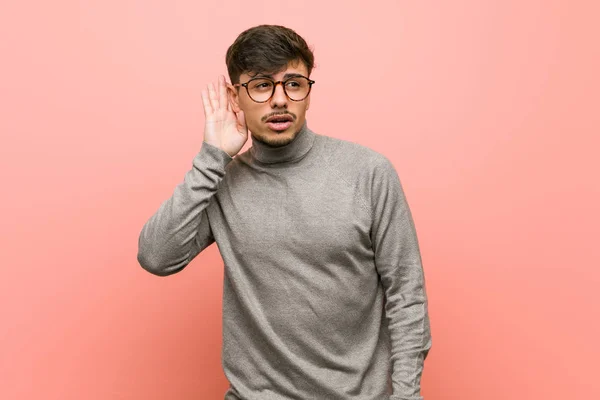 Jovem Estudante Inteligente Tentando Ouvir Uma Fofoca — Fotografia de Stock