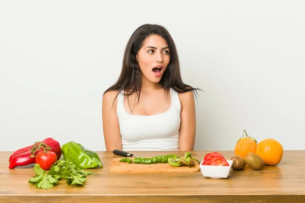Junge Kurvige Frau Die Eine Gesunde Mahlzeit Zubereitet Und Schockiert — Stockfoto