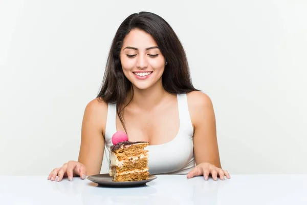 Jovem Hispânica Comendo Bolo Cenoura — Fotografia de Stock