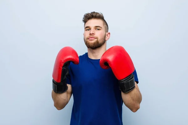 Junger Kaukasischer Mann Trägt Boxhandschuhe — Stockfoto