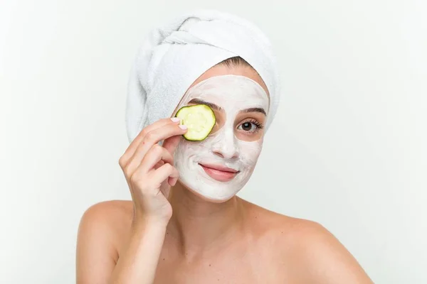 Joven Mujer Caucásica Disfrutando Tratamiento Mascarilla Facial Con Pepino — Foto de Stock