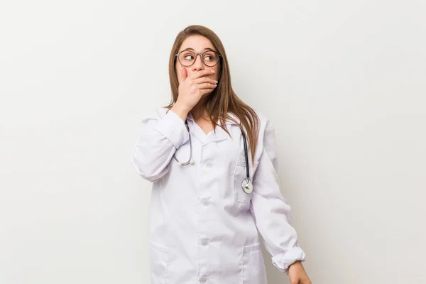 Jonge Dokter Vrouw Tegen Een Witte Muur Attent Zoek Naar — Stockfoto