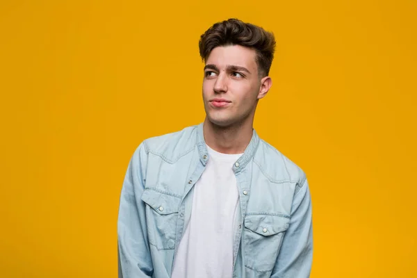 Jonge Knappe Student Het Dragen Van Een Denim Shirt Dromen — Stockfoto